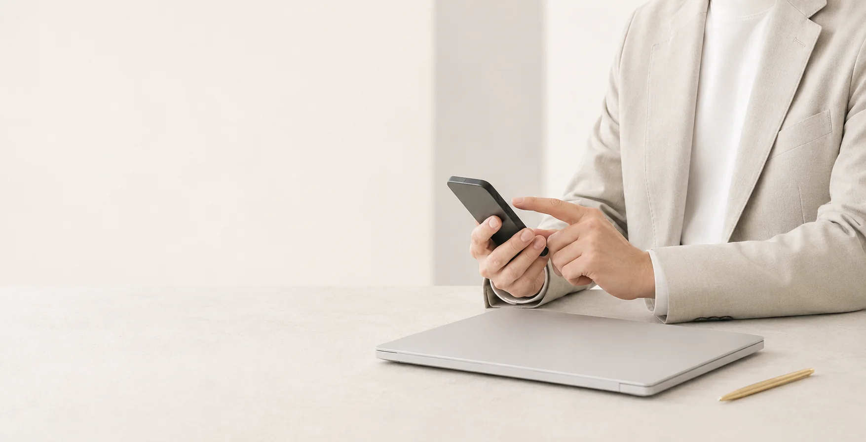 スマートフォンで情報発信をする男性の手元